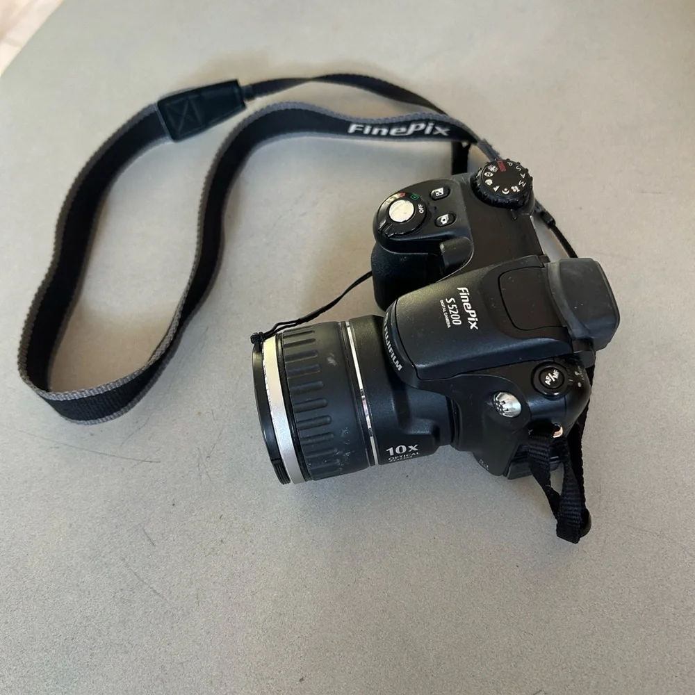 Fujifilm FinePix S5200 10x Zoom Digital Camera Black 5MP Good Condition Strap